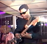 Le guitariste Bamundele Ifuli 