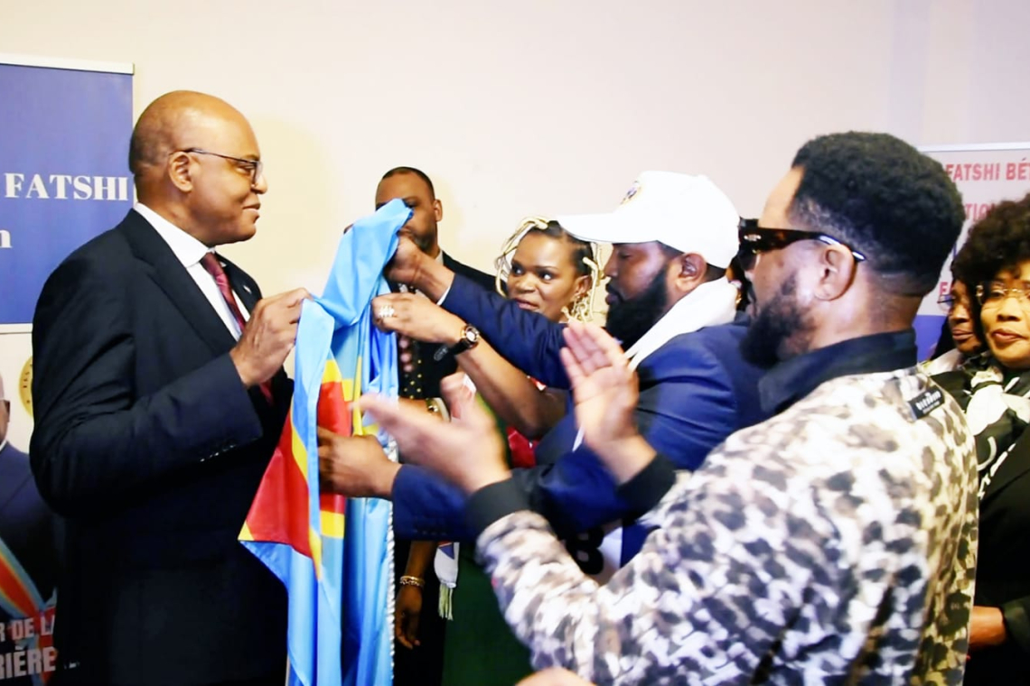 Cérémonie symbolique à Paris : les "combattants congolais" remettent à Émile Ngoy le drapeau arraché à leur ambassade