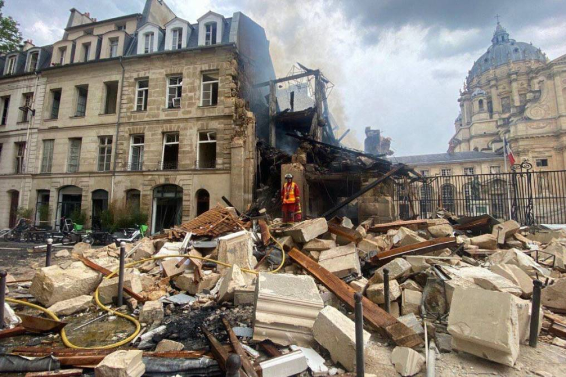 Effondrement d'un immeuble à Paris : une personne toujours portée disparue, six blessés graves