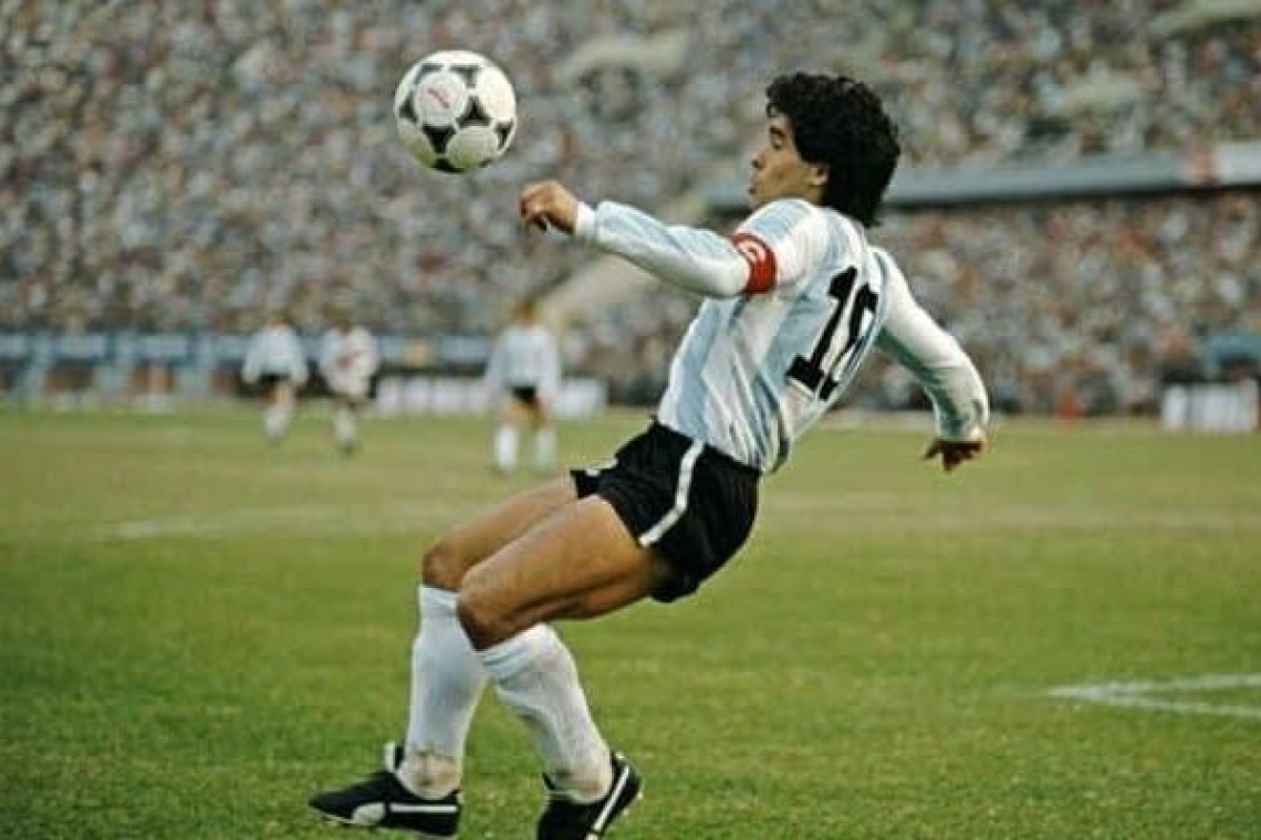 Le 25 novembre 2020 disparaissait l’un des plus grands joueurs du monde : de Diego Maradona