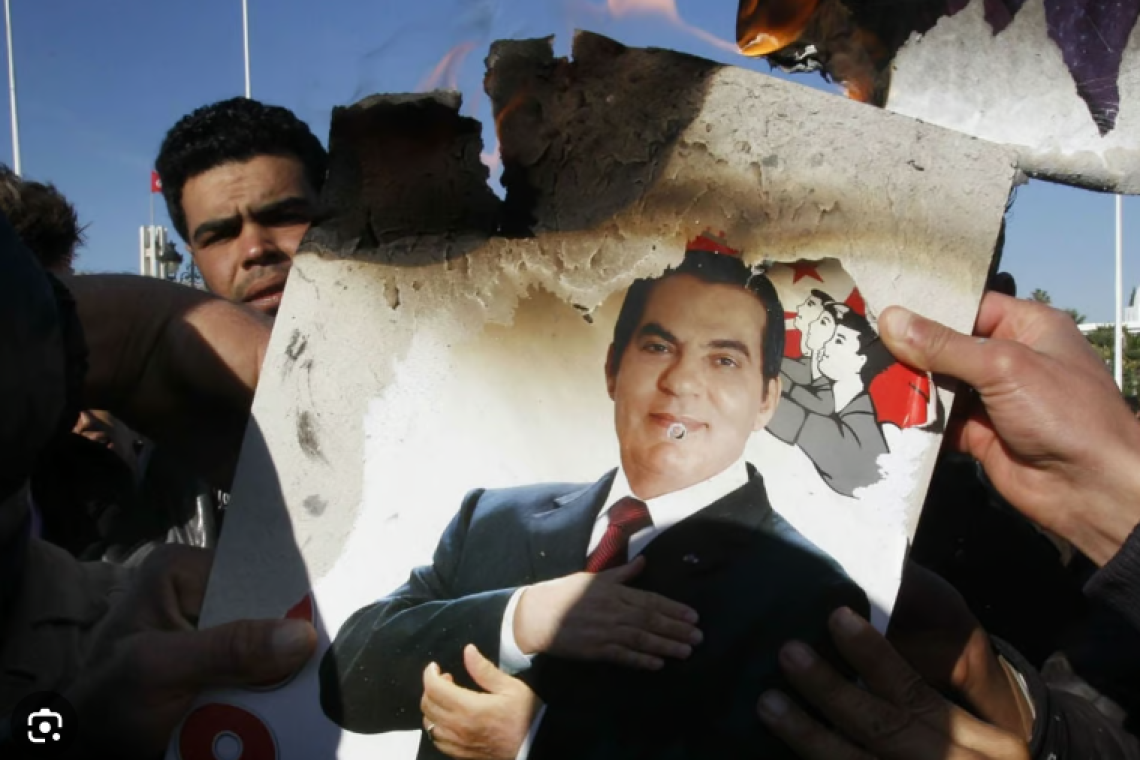 Treize ans après la chute du président tunisien Ben Ali, les Tunisiens toujours sceptiques