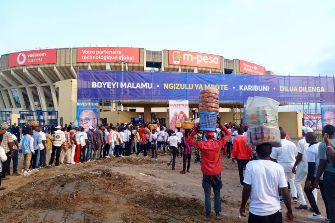 Avant la cérémonie d'investiture du chef de l'Etat, des Congolais se rendent au Stade des Martyrs (IMAGES)