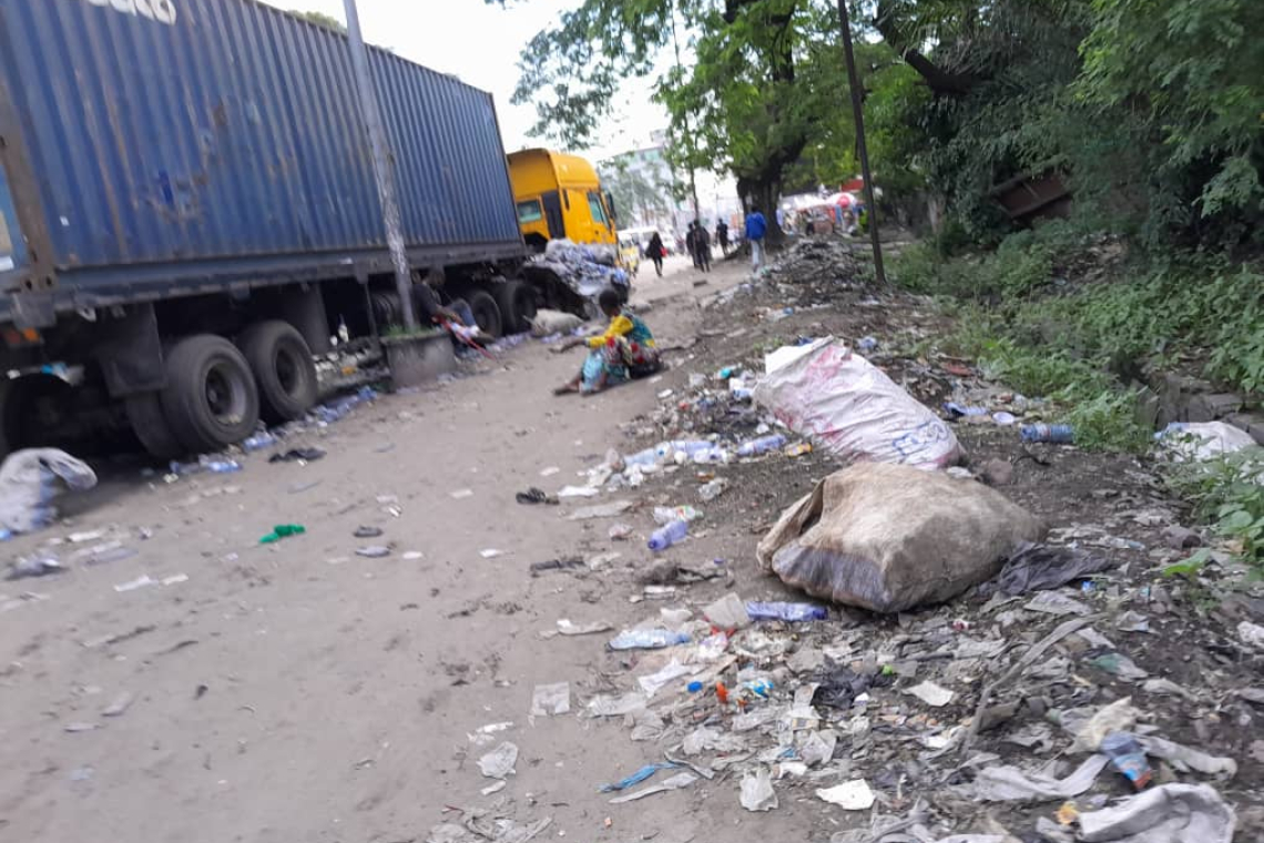 Kinshasa/District de la Funa : le Commissariat urbain de la police envahi par des immondices (Constat)