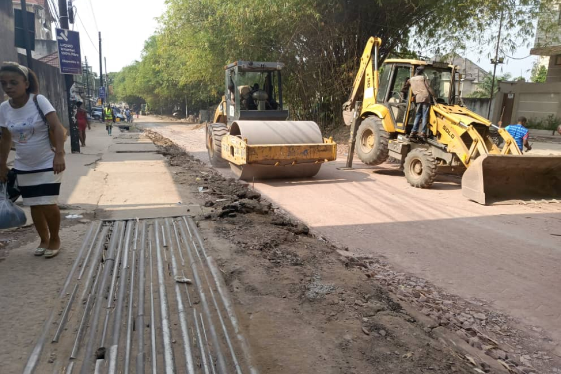 Descente d'un élu du MLC sur l'avenue Nguma en réhabilitation cinq mois après le début de travaux