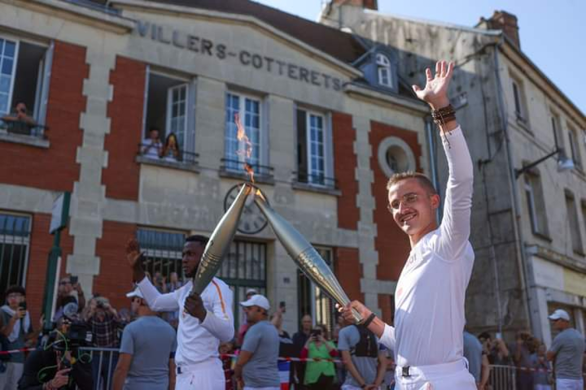 JO/Paris 2024 : A Villers-Cotterêts, Arnold Kisoka a relayé la Flamme Olympique