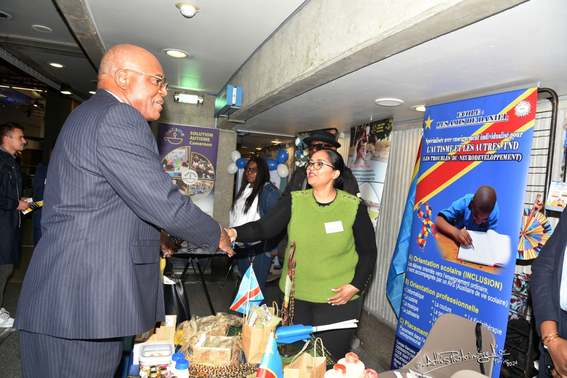 Rencontres internationales d’autisme à Paris L’ambassadeur Emile Ngoy kasongo au stand de Congautisme